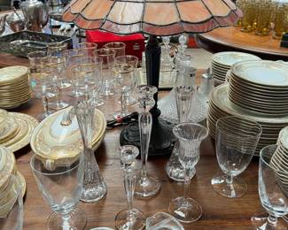 Tiffany style slag glass table lamp, various crystal pieces
