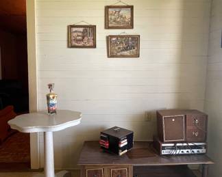 WOODEN SIDE/ACCENT TABLE