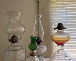 ANTIQUE & VINTAGE OIL LAMPS
