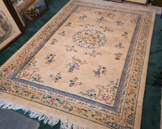 10'x6' oriental area rug featuring a central floral medallion and blue floral motifs on a beige field. Excellent condition, no stains!