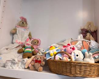 Stuffed Animals Dolls Plush Toys Wicker Baskets Collection Shelf Display Kids Lot