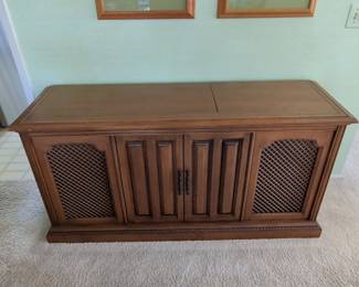 Sylvania Stereo Console with Turntable and AM/FM Radio