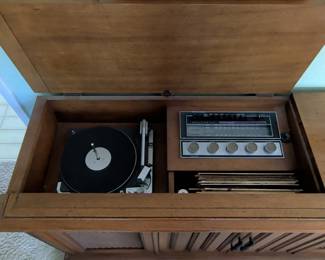 Sylvania Stereo Console with Turntable and AM/FM Radio