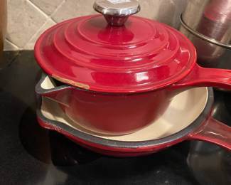 Cooks Enamelware cookware with lid