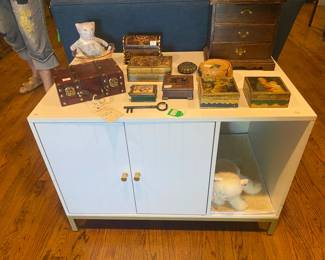 End table made for housing kitty litter unseen from view