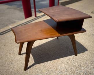 Classic Mid-Century Modern Heywood-Wakefield end table featuring the iconic sculpted design and warm maple finish collectors love. Clean lines, tapered legs, and raised upper shelf make this versatile piece ideal as a lamp table, side table, or bedside stand. A timeless addition to any modern or vintage interior.