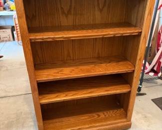 Oak bookcase. Adjustable shelves.
