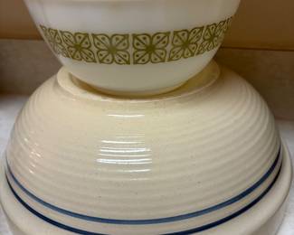 Marshall pottery mixing bowl and vintage pyrex 
