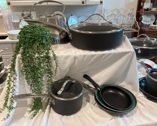 Circular nonstick pans with glass lip