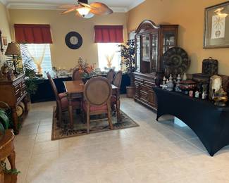 Dining room set. Table with two leaves and six chairs