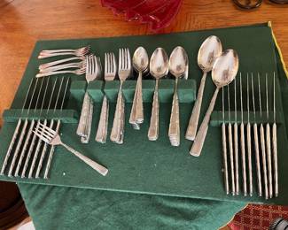 Stainless flatware set