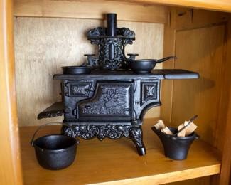 Boyds Bears & Friends Cast Iron Stove