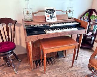 Lowrey Organ