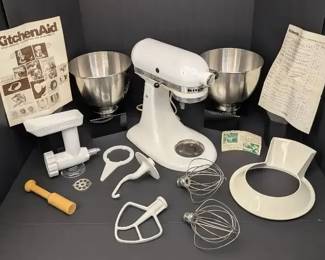 BB040 KitchenAid Mixer with Attachments