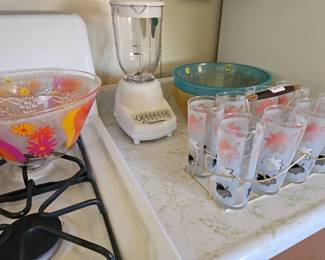 Vintage glass set,  blender and plastic bowls