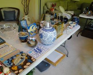 Decorative pieces, and a mantle clock in working condition
