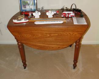 Drop leaf table.