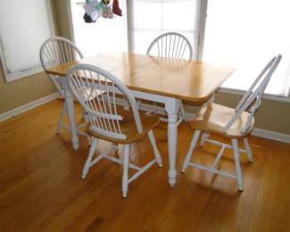 A tried and true table combination, perfect for that new apartment