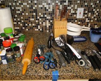 Scissors' and knives, a very delicate balance of sharp objects