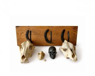 144 RusticHorseshoeWallRackwithAnimalSkullDcor