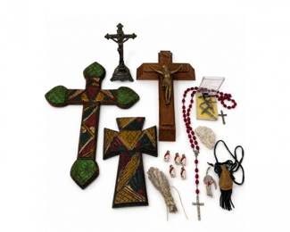 181 VintageReligiousCrossCrucifixRosaryDecor