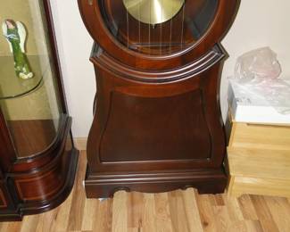 Beautiful simple base, just adds to the beauty of this clock