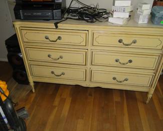 Vintage dresser, that goes with the mirror