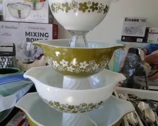 The smallest of them all. This is the Vintage Pyrex Crazy Daisy Cinderella 4 bowl set. 444,443,442, and 441