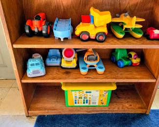 Shelf w toys