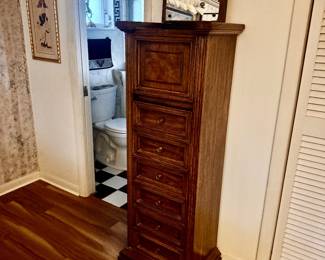 Jewelry cabinet 