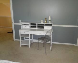 Desk with plenty of storage for all your desking needs