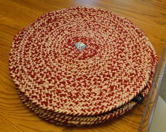 Round place mats, a total of eight