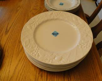 8 plates, perfect to mix and match with any other pattern.