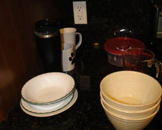 Assorted pieces of bowls and pottery items