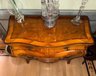 Bombe Commode