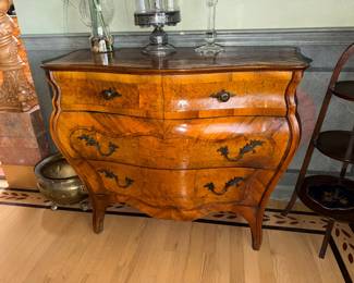 Bombe Commode