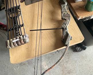 Mossy Oak Camouflage Compound Bow with Quiver and Arrows