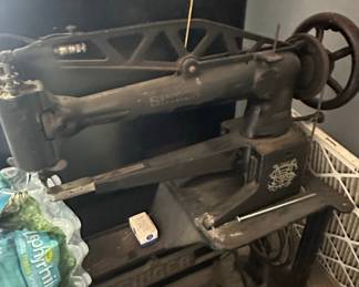 Singer 29-4 Cobbler / Leather Sewing Machine