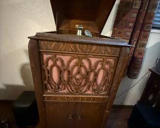 Edison Diamond Disc Phonograph, likely manufactured in the early 1920s.