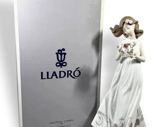 Lladro Butterfly Treasures 6777 Figurine