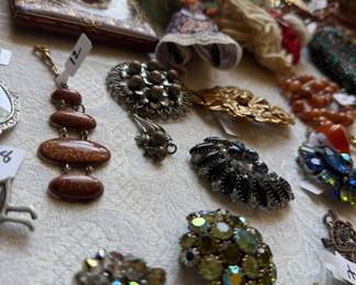 LOTS OF VINTAGE BROOCHES