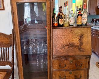 LOOK AT THIS CUTE VINTAGE BAR!