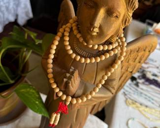 YES, THIS ANGEL INCLUDES THE CEREMONY BEADS