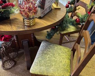 Pedestal table with 2 chairs 