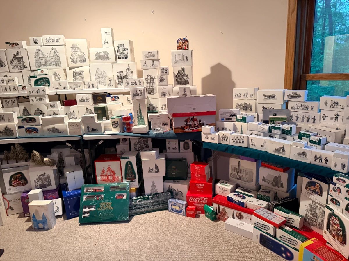 Department 56 - Dickens Village, Snow Village and North Pole