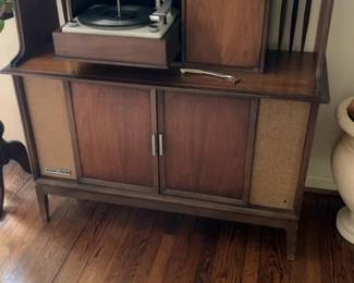 Mid-Century Modern Record Player Console with Storage 45 x 17 x 45