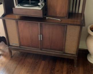Mid-Century Modern Record Player Console with Storage 45 x 17 x 45