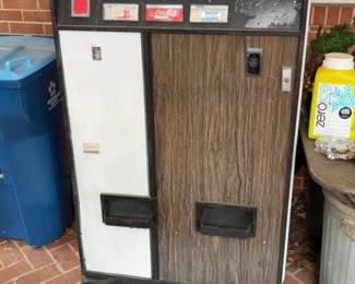 Keltyville Swill Vintage Soda Vending Machine