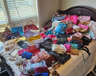 So many purses