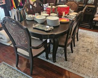 Solid dinning table with 2 leaves and 4 chairs